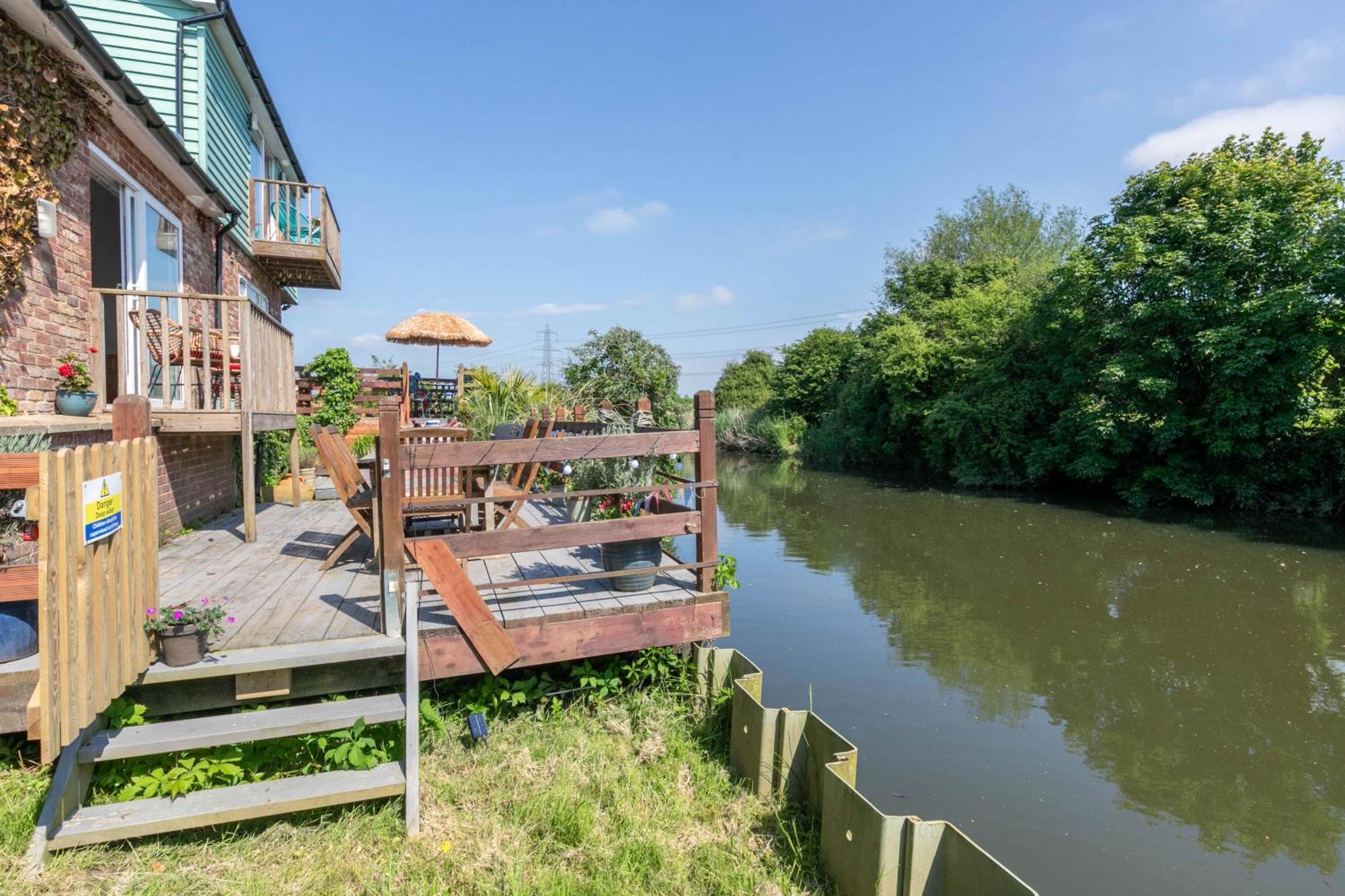 Riverside Escape Iden Rye Villa Bagian luar foto